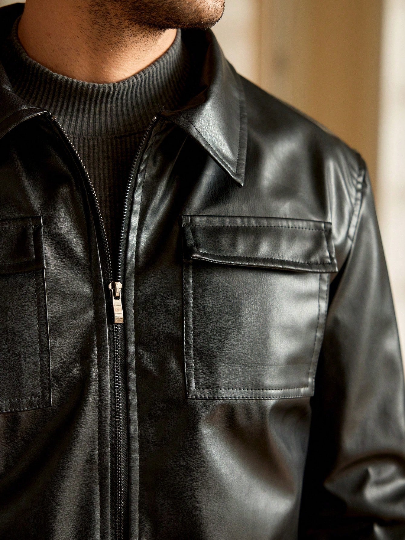 Men's casual streetwear jacket with zipper in PU leather.